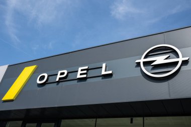 Udine İtalya _ 28 Nisan 2024. Opel logosu, Alman otomobil üreticisi.