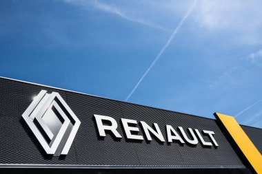 Udine İtalya _ 28 Nisan 2024. Renault logosu Fransız bir otomobil üreticisi.