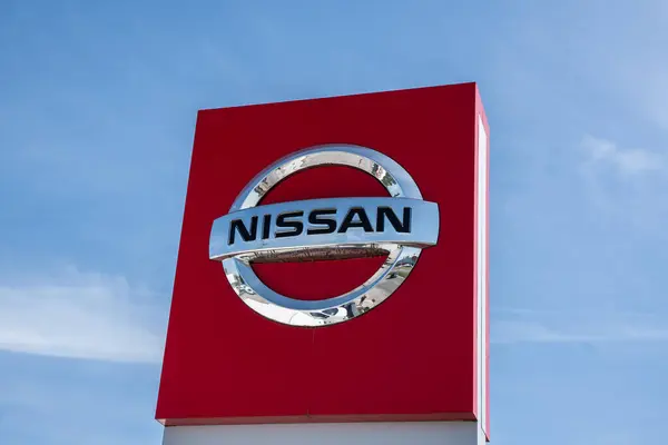 Udine İtalya _ 28 Nisan 2024. Nissan logosu, Japon çok uluslu otomobil üreticisi.