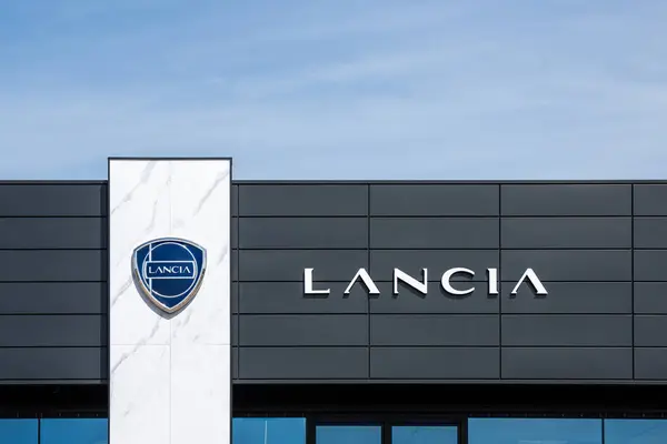 Udine Itália Abril 2024 Lancia Logo Sign Uma Subsidiária Grupo Fotografia De Stock