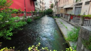 Udine 'nin tarihi merkezinde tipik bir kanal
