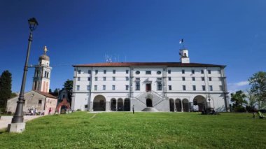 Udine kalesinin manzarası. Udine, İtalya. Mayıs 2024.