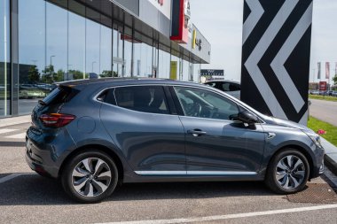 Udine, İtalya _ 28 Nisan _ 2024. Renault Clio E-Tech tam hibrit araba 