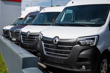 Udine, İtalya _ 28 Nisan _ 2024. Renault ticari araçları sıraya dizildi.