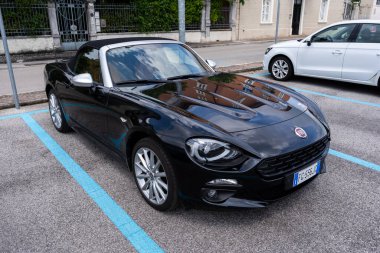 Udine, İtalya _ 5 Mayıs _ 2024. Fiat 124 Spider Car, otomobil üreticisi FIAT 'tan.