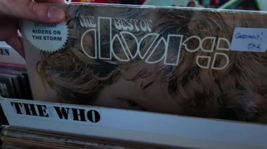 Udine, İtalya _ 12 Mayıs _ 2024. The Best Of The Doors adlı plak fuarında 1973 'te yayınlanan hit parçalardan oluşan bir koleksiyon