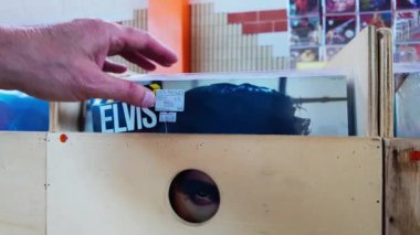 Udine, İtalya _ 12 Mayıs _ 2024. Vinil fuarında 