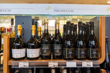 Trieste, İtalya _ 5 Mayıs _ 2024. Bir şişe Prosecco ve Eataly rafında kartizan.