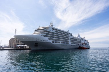  Trieste, İtalya _ 5 Mayıs _ 2024. Trieste Körfezi 'nin manzarasında demirli bir yolcu gemisi var.