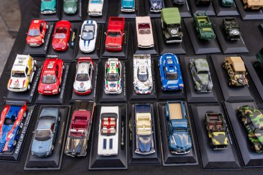Trieste, İtalya _ 5 Mayıs _ 2024. Marketteki oyuncak araba modelleri.