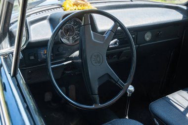 Udine İtalya _ 26 Mayıs 2024. 1972 model Volkswagen Beetle 1303 aracının iç görüntüsü.