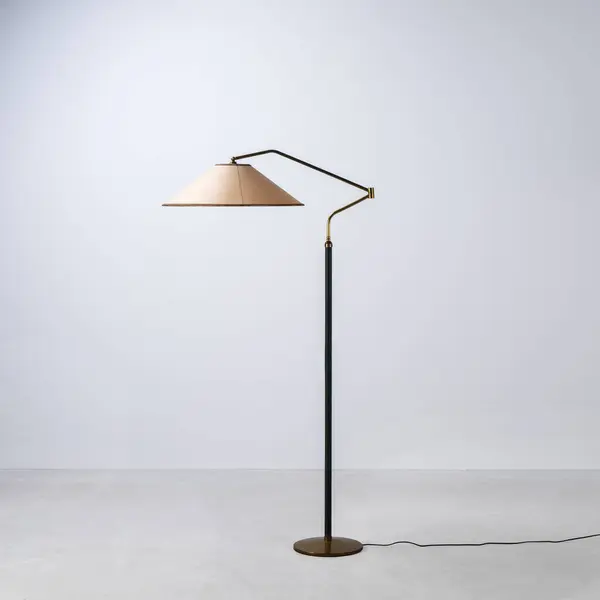 70 'lerden kalma lamba boş bir odada.