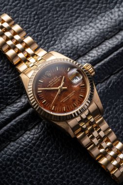 Milano Italia_22 marzo_2024. Tahta kadranlı Rolex tarihi sadece lüks bayan saati