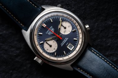 Milano Italia_22 marzo_2024. Heuer Carrera 1972 'den kalma otomatik çelik kasa saati.