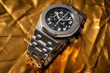 Milan İtalya _ 22 Nisan _ 2024. Audemars Piguet 'in lüks saati, Royal Oak Offshore modeli, siyah çelik kadranlı.