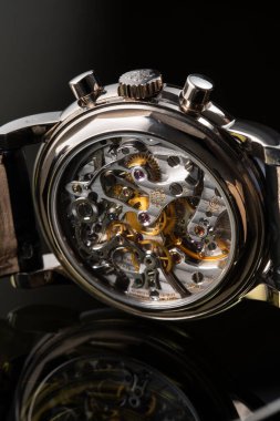 Milan İtalya _ 22 Nisan _ 2024. Lüks Patek Philippe saat mekanizması, beyaz altın çanta ve deri kayış..