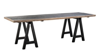 Doğal ahşap kenarı olan kaba siyah kalaslar üzerinde çalışma trestleri üzerinde masa. izole edilmiş beyaz arkaplan