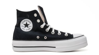 Udine, İtalya. 17 Temmuz 2024. Beyaz arkaplanda All Star beyaz ve siyah spor ayakkabıları