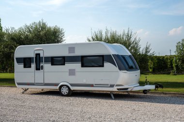 Karavan yolun kenarına park etmiş.