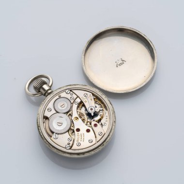 Açık görüş Rolex vitesleri, el yaralanması askeri cep saati, 1940 'lar, beyaz arka plan. Milan mı? İtalya _ 10 Ağustos _ 2024