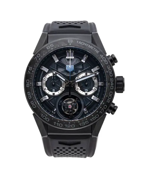 Etiket Heuer Carrera saati, karbon kutusuyla otomatik sarma. Yıl 2020. Beyaz arka plan. Milan mı? İtalya _ 10 Ağustos _ 2024