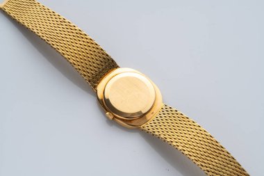 Dava geçmişi, Patek Philippe el yaralanması saati, entegre bileziği olan 18 kiloluk sarı bir çanta. Milan mı? İtalya _ 10 Ağustos 2024