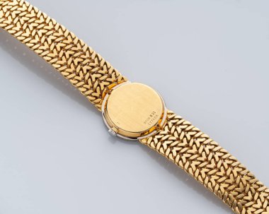 Piaget marka saat, el yaralanması, 18 kt sarı altın çanta ve kaplan gözü kadranı, 1980 'ler Milan. İtalya _ 10 Ağustos 2024