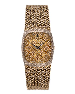 Audemars Piguet saati, Kobra modeli, 1980 yılı. Elmas kadranlı, 18kt beyaz ve sarı altın sarısı elle kumandalı saat. Beyaz arka plan. Milan mı? İtalya _ 10 Ağustos _ 2024