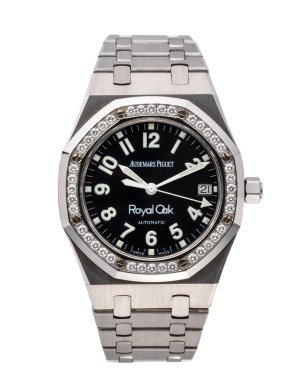 Audemars Piguet saati, Royal Oak modeli, 2000 yılı. Elmas bezelli otomatik kurmalı çelik saat. Beyaz arka plan. Milan mı? İtalya _ 10 Ağustos _ 2024