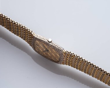 Davanın yan görüntüsü, Audemars Piguet saati, Kobra modeli, 1980 yılı. Elle kumandalı saat, 18kt beyaz ve sarı altın. İtalya _ 10 Ağustos _ 2024