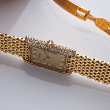 Davanın yan görüntüsü, Cartier saati, tank modeli, 1990 yılı. Elle kumandalı saat, 18kt sarı altın. Milan mı? İtalya _ 10 Ağustos _ 2024