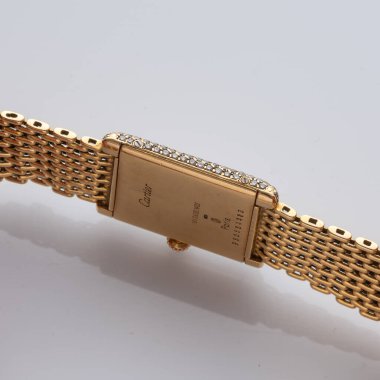 Davanın yan görüntüsü, Cartier saati, tank modeli, 1990 yılı. Elle kumandalı saat, 18kt sarı altın. Milan mı? İtalya _ 10 Ağustos _ 2024