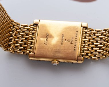 Dava geçmişi, Cartier saati, tank modeli, 1990 yılı. Elle kumandalı saat, 18kt sarı altın. Milan mı? İtalya _ 10 Ağustos _ 2024