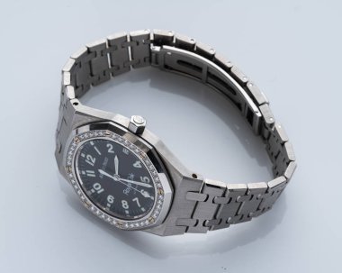 Davanın yan görüntüsü, Audemars Piguet saati, Royal Oak modeli, 2000 yılı. Otomatik çelik saat. Milan mı? İtalya _ 10 Ağustos 2024