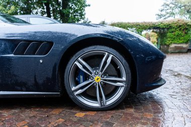 Detaylı tekerlek, jant, disk freni, Ferrari GTC4 lüks spor arabasının amblemi. Moniga del Garda, Brescia. İtalya 4 Ekim 2024