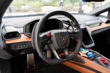Lamborghini Revuelto 'nun sürücü koltuğunun manzarası. Moniga del Garda, Brescia. İtalya 4 Ekim 2024