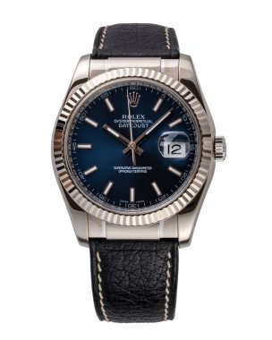 Rolex Date sadece izle. 18kt beyaz altın çantalı otomatik kurmalı saat. Yıl 2013. Beyaz arka plan. Milan mı? İtalya _ 10 Ağustos _ 2024