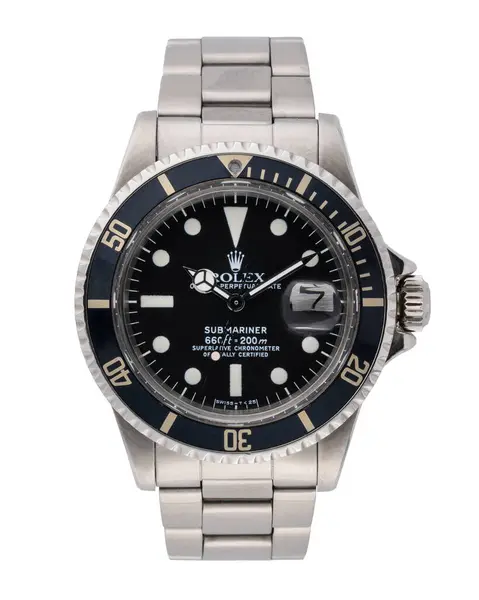 Rolex saat, Submariner modeli. Otomatik kurmalı çelik dalış spor saati. 1977 yılı, beyaz arka planda. Milan mı? İtalya _ 10 Ağustos _ 2024