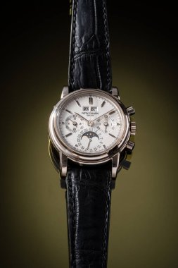 Patek Philippe kronograf. Elle kumandalı saat, 18kt beyaz altın rengi çanta. Yıl 1997. Karanlık arka planda. Milan mı? İtalya _ 10 Ağustos _ 2024