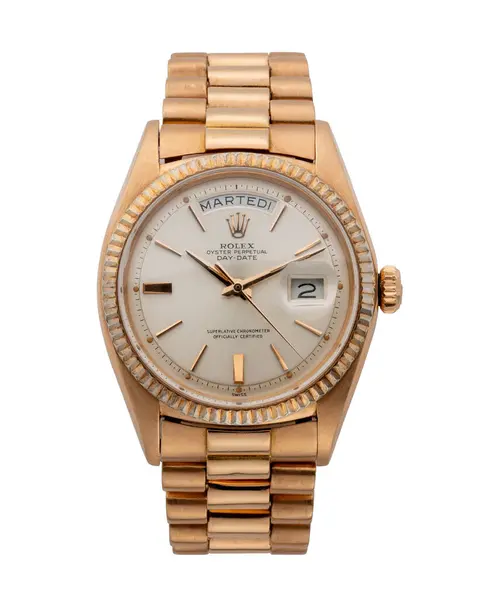 Rolex saat, Day Date modeli. Otomatik kurmalı saat, 18 kiloluk gül sarısı çanta ve bilezik. Yıl 1967. Beyaz arka plan. Milan mı? İtalya _ 10 Ağustos _ 2024