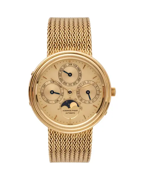 Audemars Piguet saati, Quantieme daimi otomatik modeli. Otomatik kurmalı saat, 18 kt sarı altın, entegre bilezik. 1990 yılı. Beyaz arka plan. Milan mı? İtalya _ 10 Ağustos _ 2024