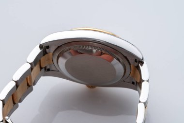 Rolex Day flörtü, 18 kW 'lık gül rengi altın saat manzaralı ve bilezik takıyor. Milan, İtalya 10 Ağustos 2024