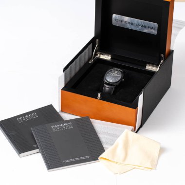 Panerai saati, Radiomir 8 günlük model, elle kumandalı PVD çelik saat. Orijinal kutuyla. Milan, İtalya 10 Ağustos 2024