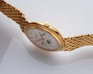 Patek Philippe saat, 18 kt sarı altın sarısı otomatik sarmal saat ve entegre bilezik. Milan mı? İtalya _ 10 Ağustos 2024