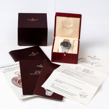 Patek Philippe saati, Nautilus modeli, otomatik kurmalı saat. Kutu ve garantili. Milan mı? İtalya _ 10 Ağustos 2024