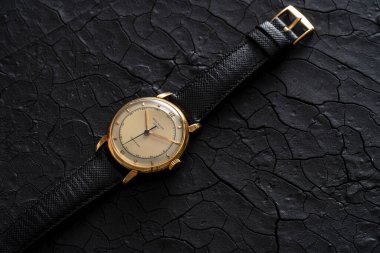 Patek Philippe saat, Calatrava modeli. Elle kumandalı saat, 18kt sarı altın. Siyah arka planda. Milan, İtalya 20 Ağustos 2024