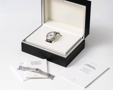 IWC kronograf, model Ingenieur kronograf yarışçısının açık kutusu.