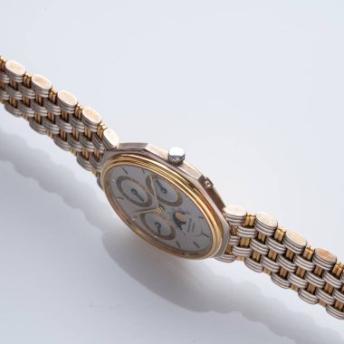 Yan görüş, Audemars Piguet, otomatik kurmalı daimi takvim saati, 18 km sarı ve beyaz altın çantalı.