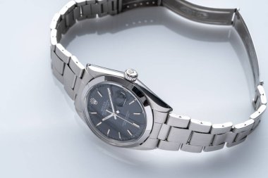 Rolex 'in yan görüntüsü, yeni model, otomatik kurmalı saat, çelik kasa.