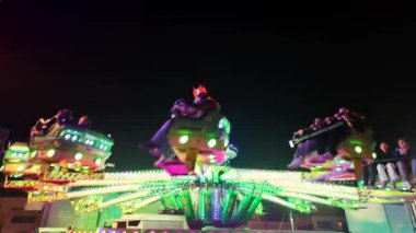 Akşamları lunaparktaki atlıkarıncayı hareket ettiriyor. Udine _ İtalya. 17 Kasım 2024